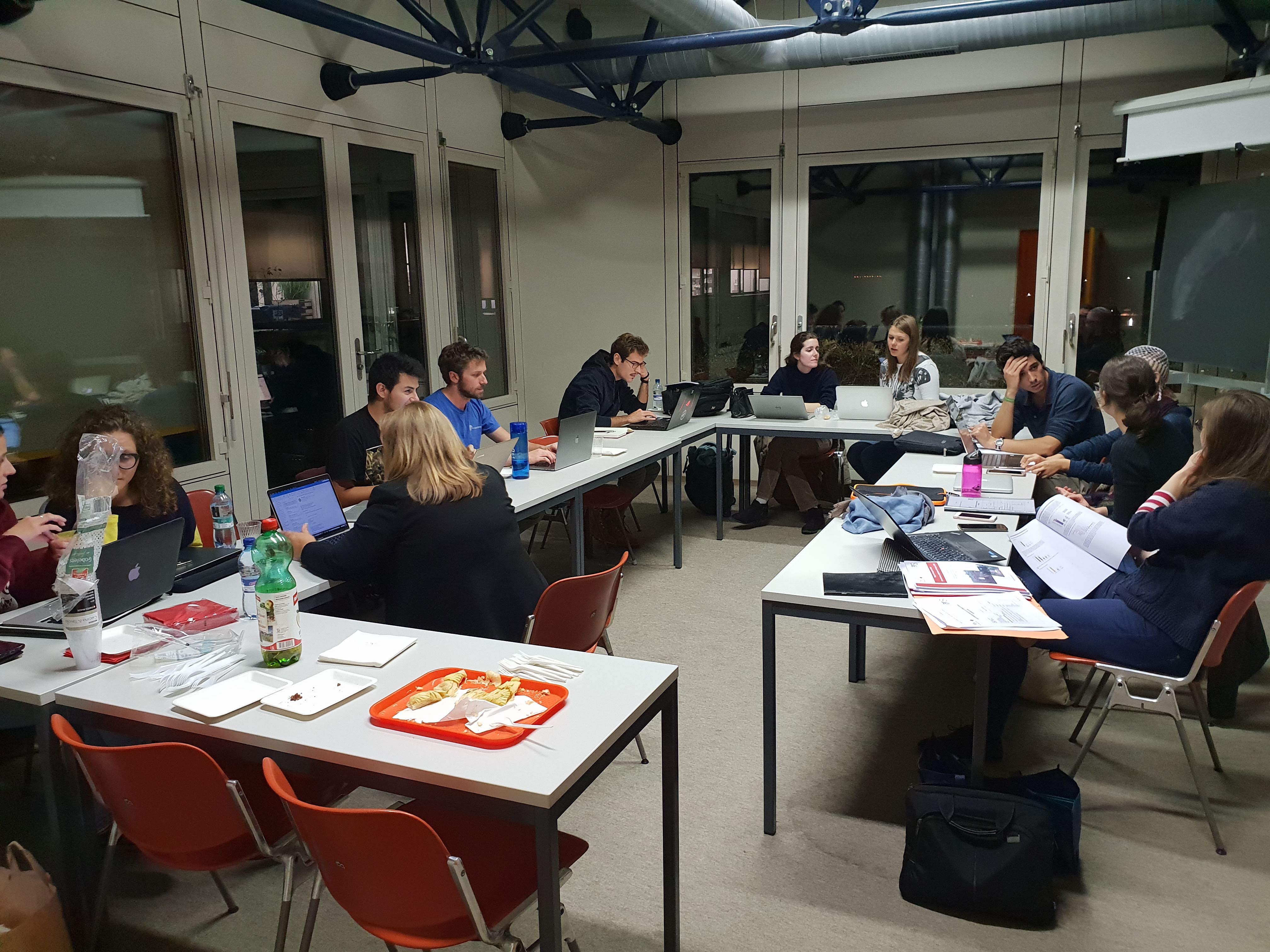 Les membres sympathisants du projet SOS Giteranyi réunis en classe